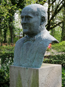 844019 Afbeelding van het borstbeeld van de populaire Vleutense huisarts dr. P.J.M. Fizaan (1902-1960), in het Dokter ...